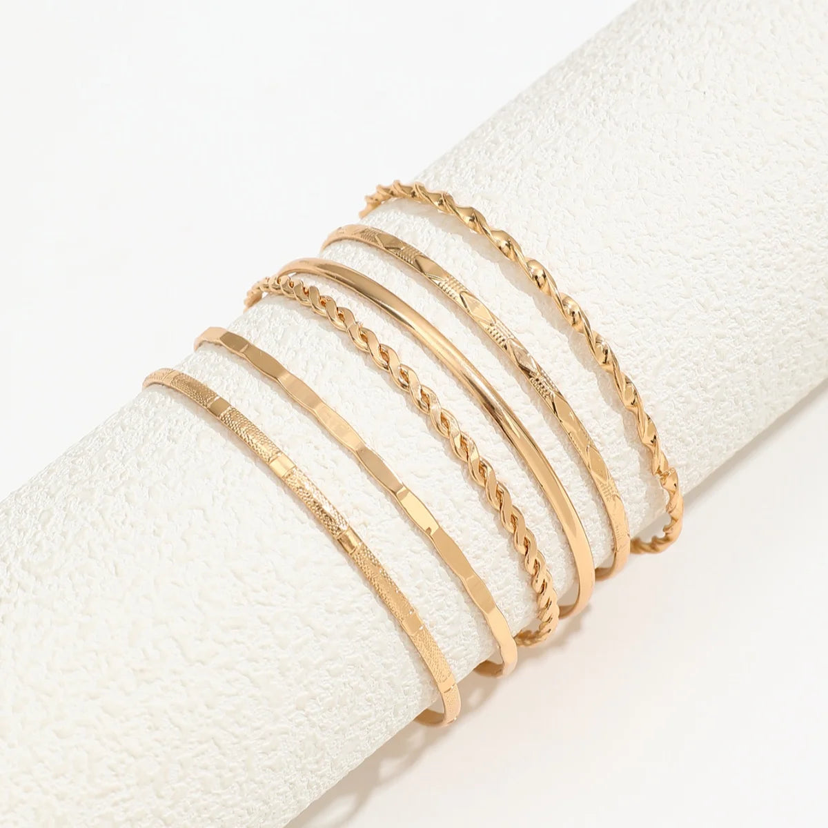 Set de Bracelets Velora – Multicouches Dorés (6 pièces)

Set élégant de 6 bracelets fins en finition dorée au design minimaliste et moderne. Leur style multicouche apporte une touche chic et tendance, parfait pour subl