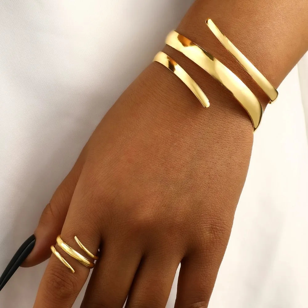 Ensemble Velora – Bracelet & Bague Dorés

Apportez une touche d’élégance à votre style avec cet ensemble composé d’un bracelet et d’une bague assortis. Son design géométrique moderne et sa finition dorée raffi