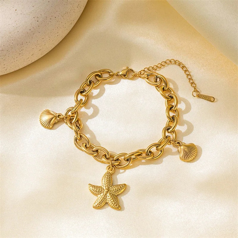 Bracelet Velora – Étoile de Mer & Lune Dorée
Laissez-vous séduire par ce bracelet délicat orné de charms étoile de mer, lune et étoile. Sa finition dorée élégante apporte une touche de poésie et de raffinement à