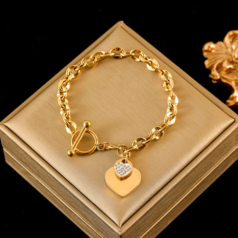 Bracelet Velora – Étoile de Mer & Lune Dorée
Laissez-vous séduire par ce bracelet délicat orné de charms étoile de mer, lune et étoile. Sa finition dorée élégante apporte une touche de poésie et de raffinement à