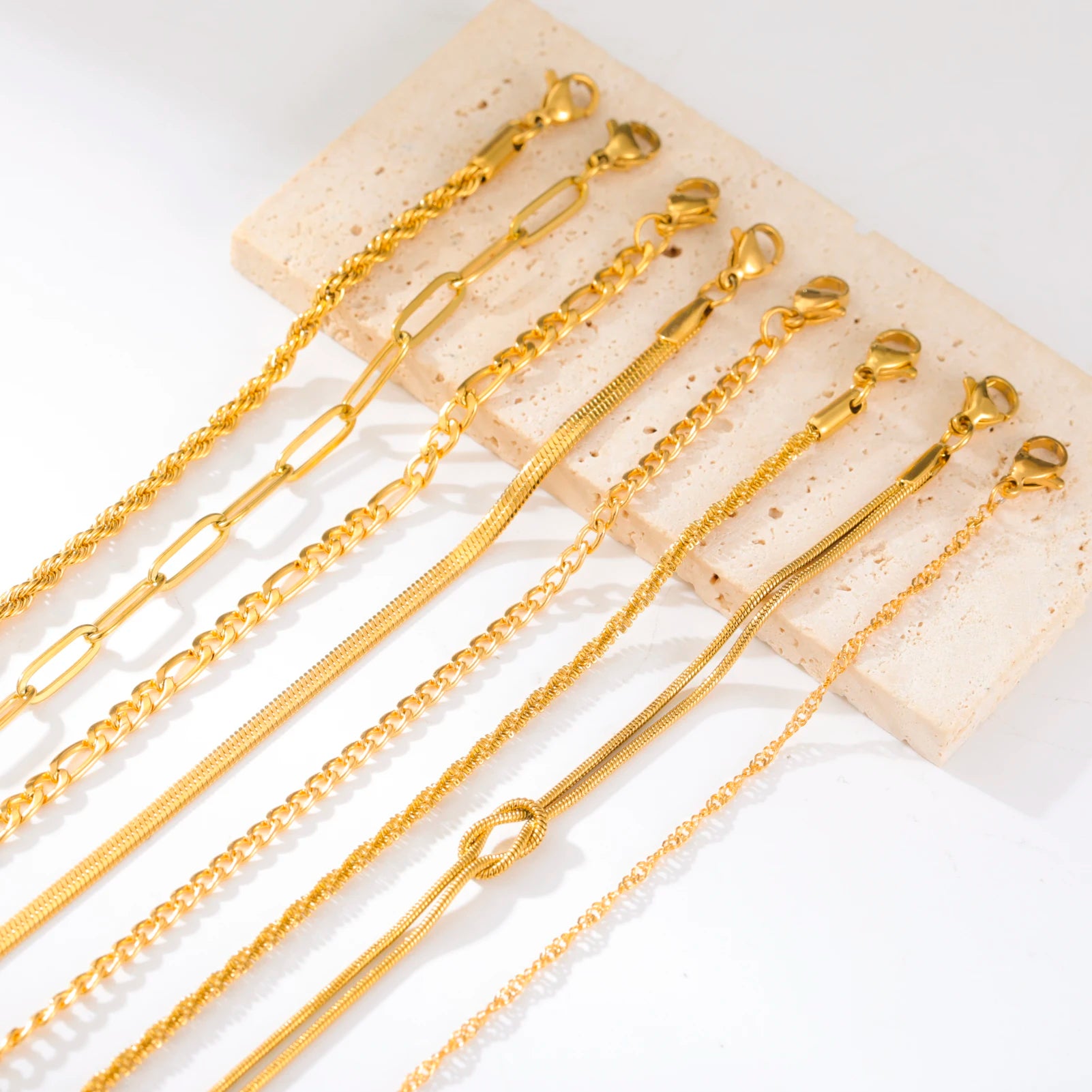 Bracelet Velora – Chaîne Dorée Twist

Bracelet moderne en acier inoxydable couleur or au design chaîne torsadée élégant. Un bijou minimaliste et tendance, parfait pour sublimer vos tenues au quotidien ou lors d’occa