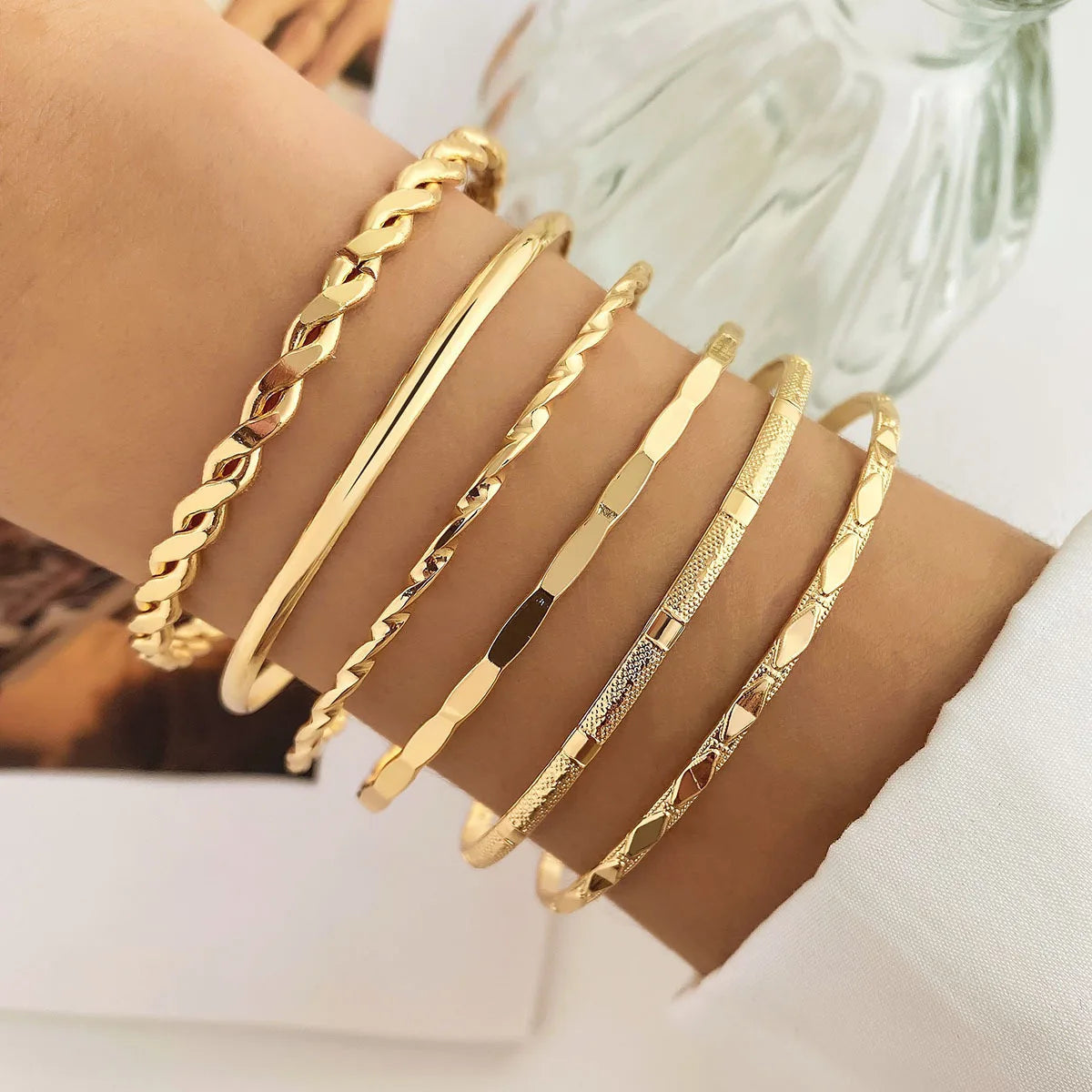 Set de Bracelets Velora – Multicouches Dorés (6 pièces)

Set élégant de 6 bracelets fins en finition dorée au design minimaliste et moderne. Leur style multicouche apporte une touche chic et tendance, parfait pour subl