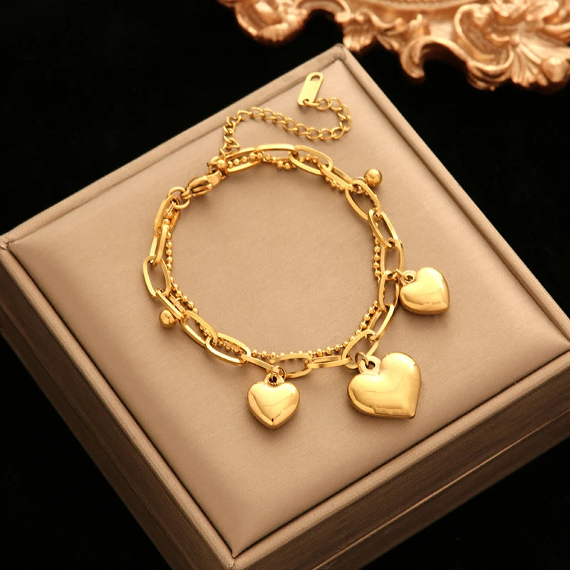 Bracelet Velora – Étoile de Mer & Lune Dorée
Laissez-vous séduire par ce bracelet délicat orné de charms étoile de mer, lune et étoile. Sa finition dorée élégante apporte une touche de poésie et de raffinement à