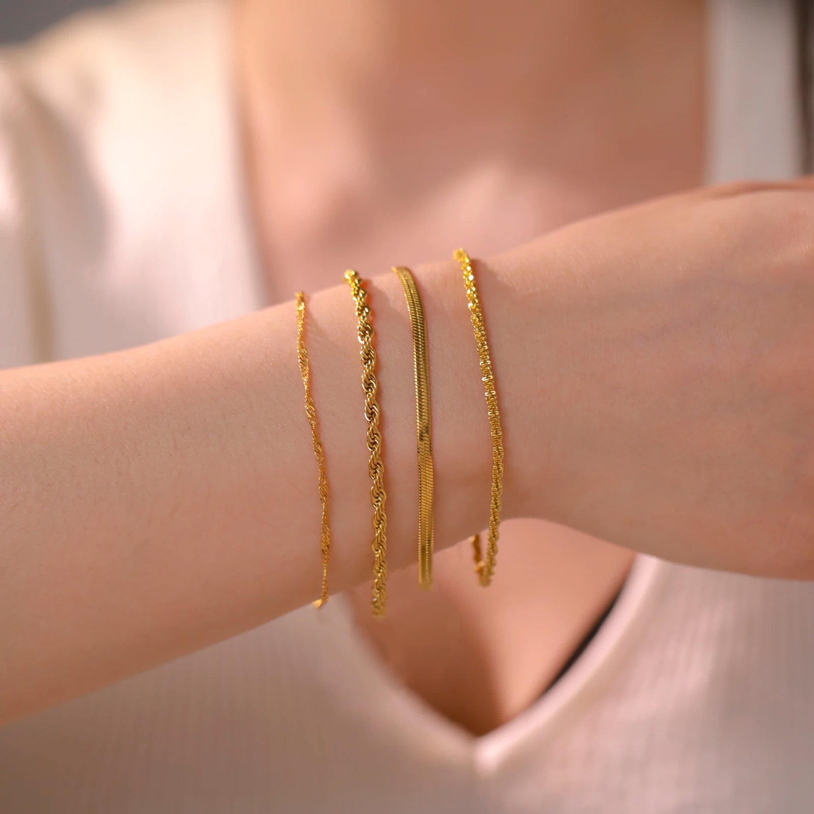 Bracelet Velora – Chaîne Dorée Twist

Bracelet moderne en acier inoxydable couleur or au design chaîne torsadée élégant. Un bijou minimaliste et tendance, parfait pour sublimer vos tenues au quotidien ou lors d’occa