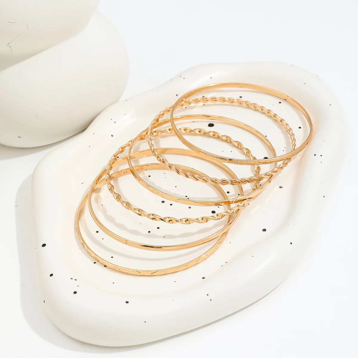 Set de Bracelets Velora – Multicouches Dorés (6 pièces)

Set élégant de 6 bracelets fins en finition dorée au design minimaliste et moderne. Leur style multicouche apporte une touche chic et tendance, parfait pour subl