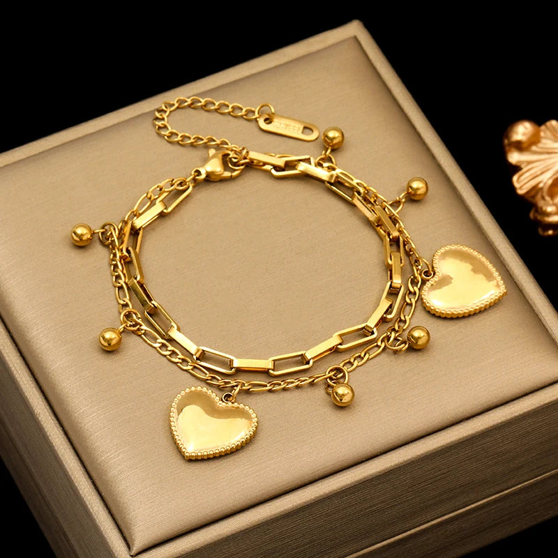 Bracelet Velora – Étoile de Mer & Lune Dorée
Laissez-vous séduire par ce bracelet délicat orné de charms étoile de mer, lune et étoile. Sa finition dorée élégante apporte une touche de poésie et de raffinement à