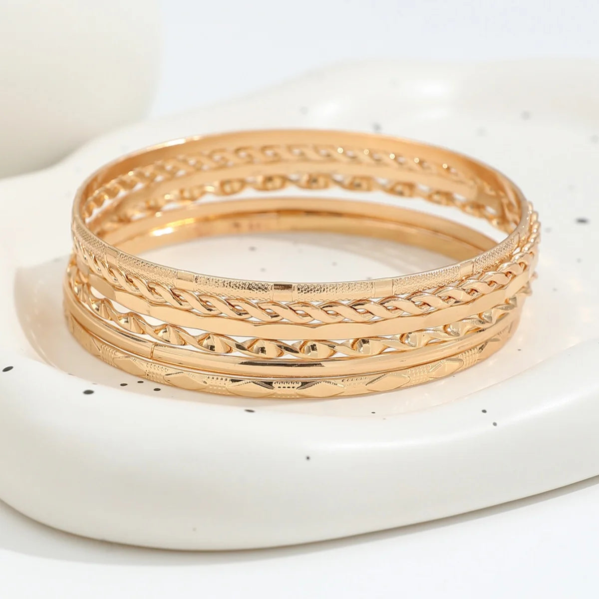 Set de Bracelets Velora – Multicouches Dorés (6 pièces)

Set élégant de 6 bracelets fins en finition dorée au design minimaliste et moderne. Leur style multicouche apporte une touche chic et tendance, parfait pour subl