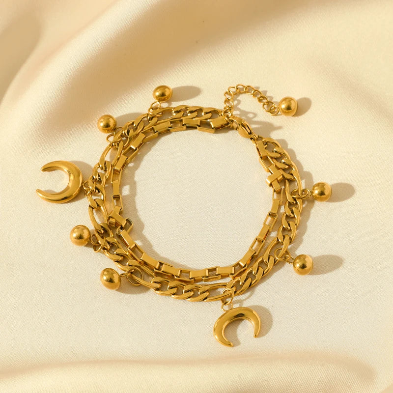 Bracelet Velora – Étoile de Mer & Lune Dorée
Laissez-vous séduire par ce bracelet délicat orné de charms étoile de mer, lune et étoile. Sa finition dorée élégante apporte une touche de poésie et de raffinement à