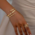 Ensemble Velora – Bracelet & Bague Dorés

Apportez une touche d’élégance à votre style avec cet ensemble composé d’un bracelet et d’une bague assortis. Son design géométrique moderne et sa finition dorée raffi