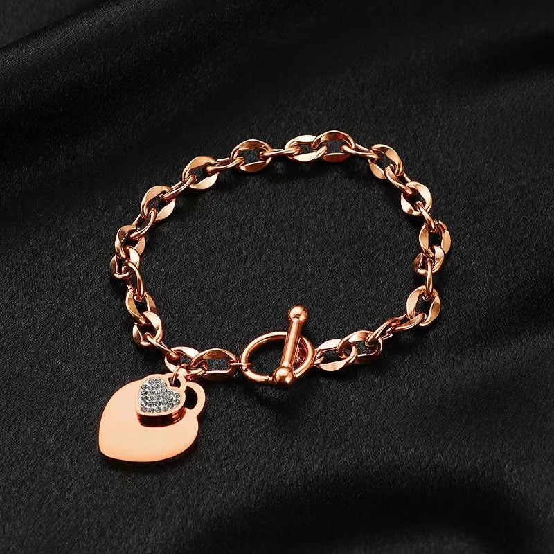 Bracelet Velora – Étoile de Mer & Lune Dorée
Laissez-vous séduire par ce bracelet délicat orné de charms étoile de mer, lune et étoile. Sa finition dorée élégante apporte une touche de poésie et de raffinement à