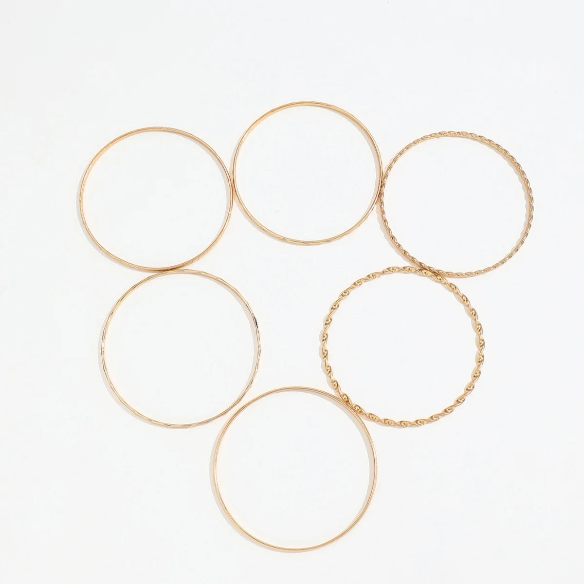 Set de Bracelets Velora – Multicouches Dorés (6 pièces)

Set élégant de 6 bracelets fins en finition dorée au design minimaliste et moderne. Leur style multicouche apporte une touche chic et tendance, parfait pour subl
