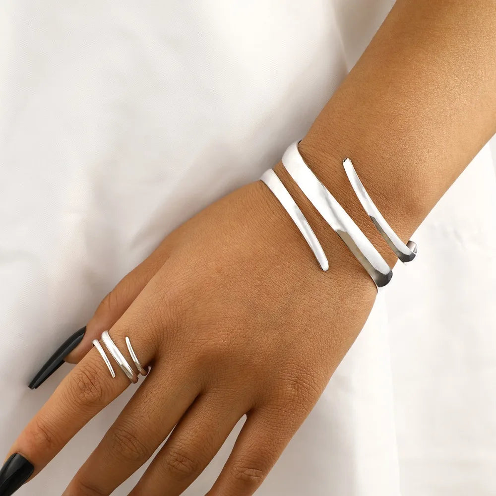 Ensemble Velora – Bracelet & Bague Dorés

Apportez une touche d’élégance à votre style avec cet ensemble composé d’un bracelet et d’une bague assortis. Son design géométrique moderne et sa finition dorée raffi