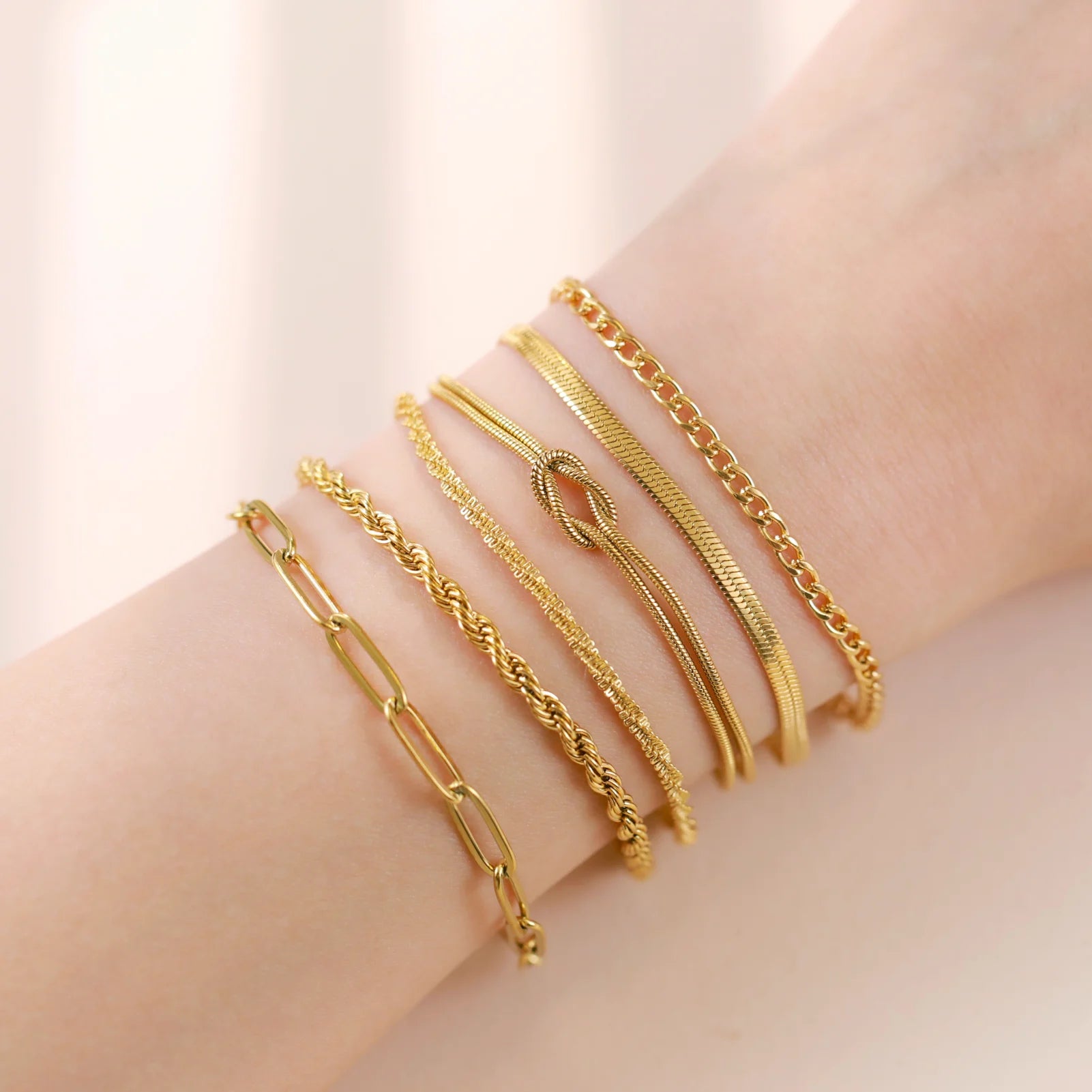 Bracelet Velora – Chaîne Dorée Twist

Bracelet moderne en acier inoxydable couleur or au design chaîne torsadée élégant. Un bijou minimaliste et tendance, parfait pour sublimer vos tenues au quotidien ou lors d’occa