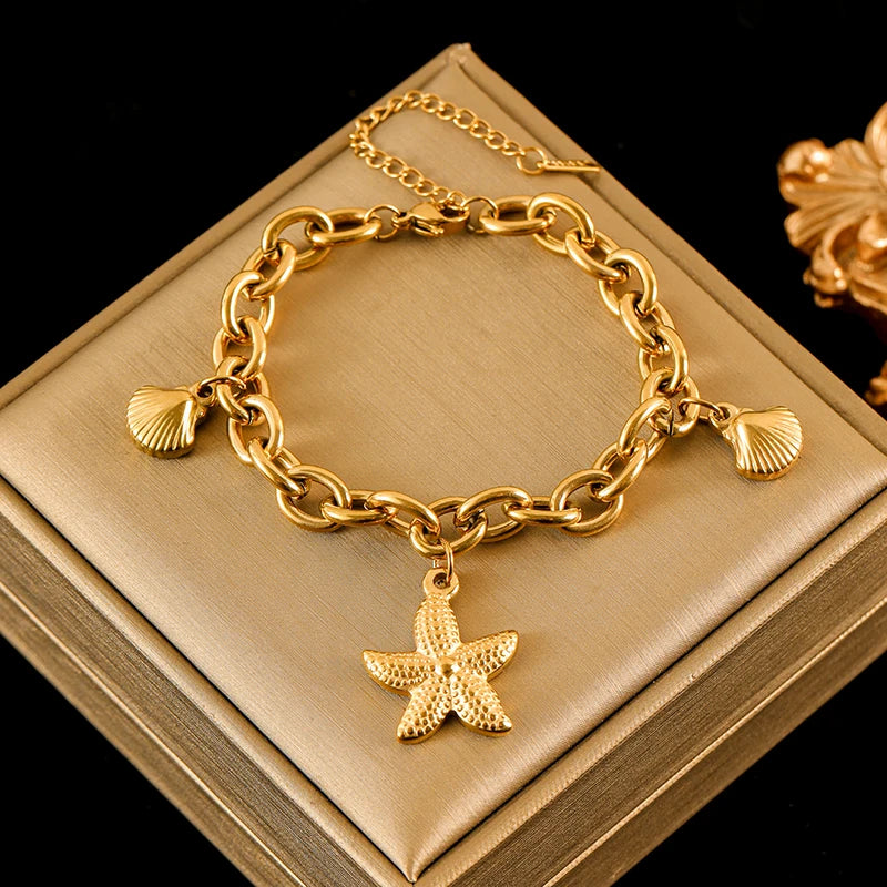 Bracelet Velora – Étoile de Mer & Lune Dorée
Laissez-vous séduire par ce bracelet délicat orné de charms étoile de mer, lune et étoile. Sa finition dorée élégante apporte une touche de poésie et de raffinement à