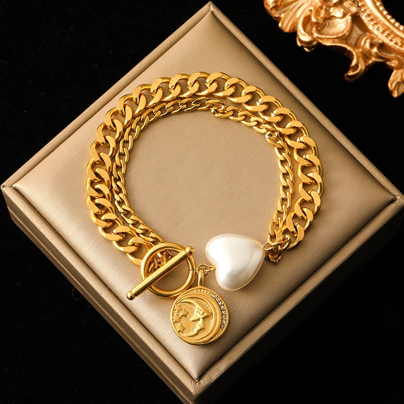 Bracelet Velora – Étoile de Mer & Lune Dorée
Laissez-vous séduire par ce bracelet délicat orné de charms étoile de mer, lune et étoile. Sa finition dorée élégante apporte une touche de poésie et de raffinement à