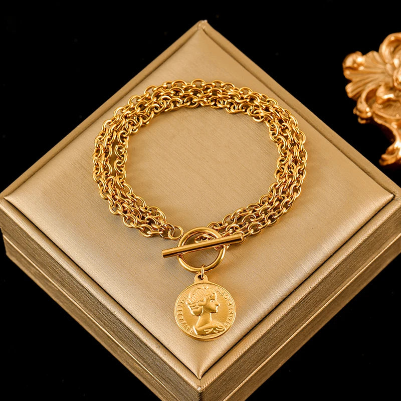 Bracelet Velora – Étoile de Mer & Lune Dorée
Laissez-vous séduire par ce bracelet délicat orné de charms étoile de mer, lune et étoile. Sa finition dorée élégante apporte une touche de poésie et de raffinement à