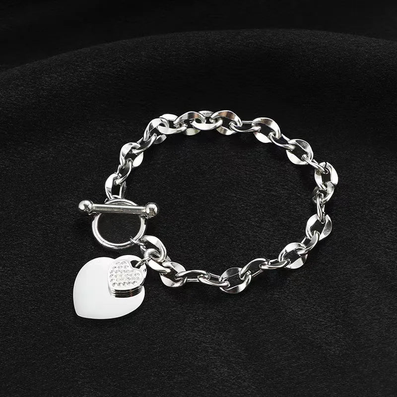 Bracelet Velora – Étoile de Mer & Lune Dorée
Laissez-vous séduire par ce bracelet délicat orné de charms étoile de mer, lune et étoile. Sa finition dorée élégante apporte une touche de poésie et de raffinement à