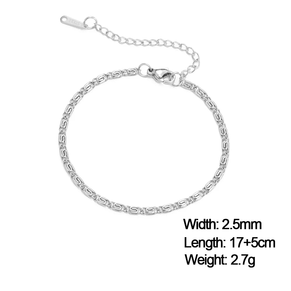 Bracelet Velora – Chaîne Dorée Twist

Bracelet moderne en acier inoxydable couleur or au design chaîne torsadée élégant. Un bijou minimaliste et tendance, parfait pour sublimer vos tenues au quotidien ou lors d’occa