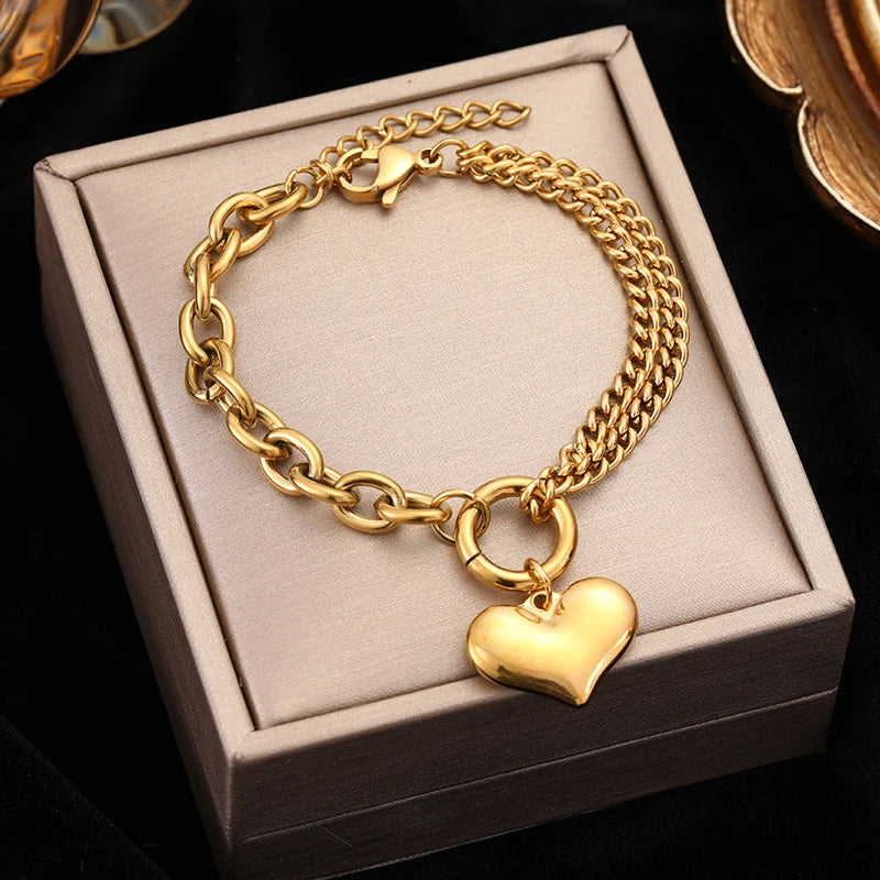 Bracelet Velora – Étoile de Mer & Lune Dorée
Laissez-vous séduire par ce bracelet délicat orné de charms étoile de mer, lune et étoile. Sa finition dorée élégante apporte une touche de poésie et de raffinement à