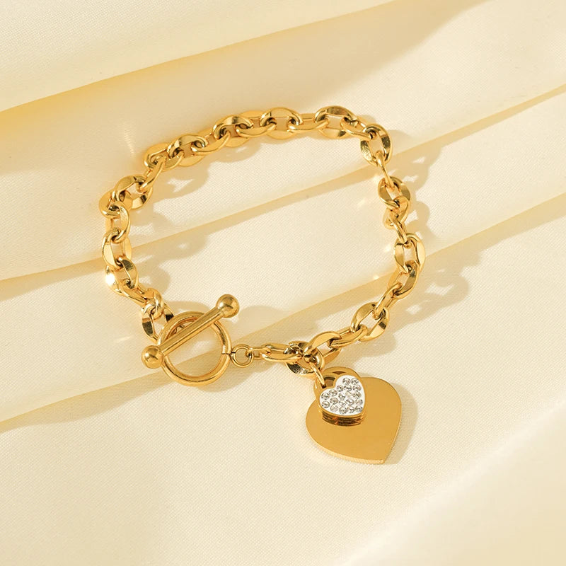 Bracelet Velora – Étoile de Mer & Lune Dorée
Laissez-vous séduire par ce bracelet délicat orné de charms étoile de mer, lune et étoile. Sa finition dorée élégante apporte une touche de poésie et de raffinement à