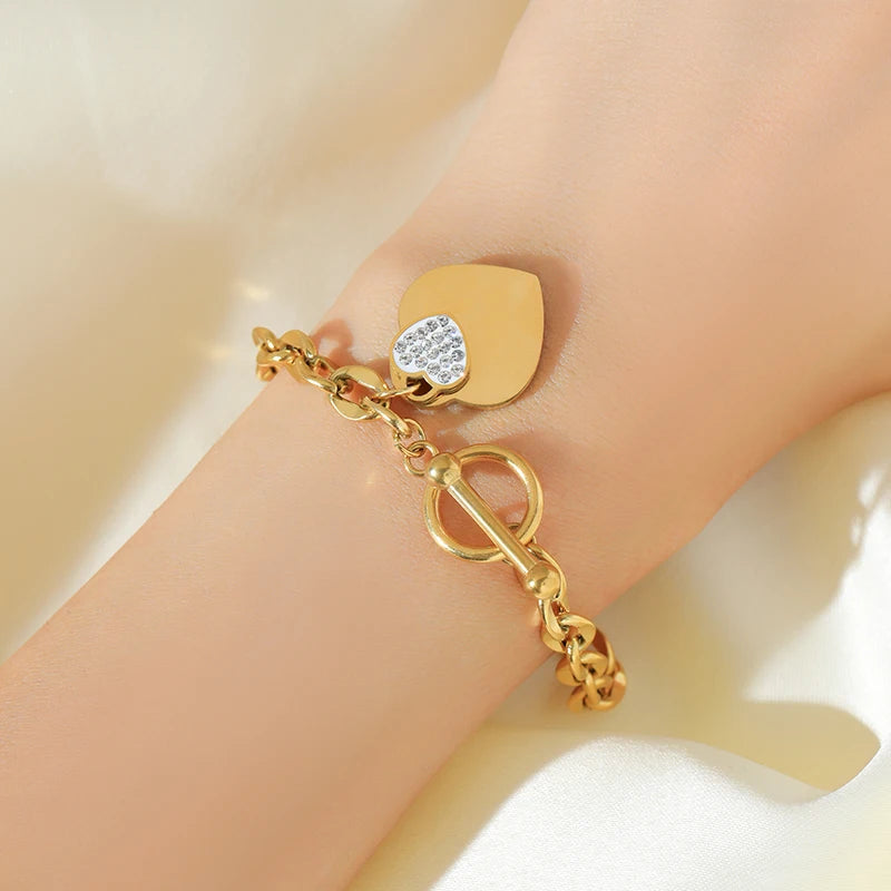 Bracelet Velora – Étoile de Mer & Lune Dorée
Laissez-vous séduire par ce bracelet délicat orné de charms étoile de mer, lune et étoile. Sa finition dorée élégante apporte une touche de poésie et de raffinement à
